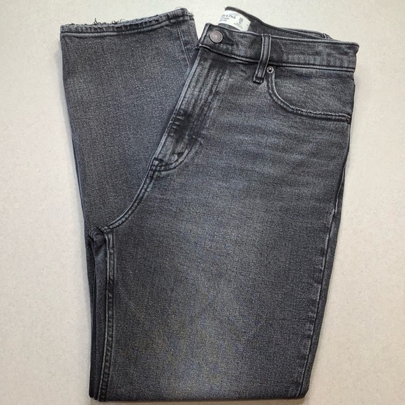 ❗️SOLD❗️A&F Ankle Straight Ultra High Rise 28 Regular Ripped Washed Black NWOT - Picture 5 of 8